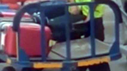 Απίστευτο: Υπάλληλος αεροδρομίου έβαζε χέρι σε βαλίτσες! (vid) Απίστευτο: Υπάλληλος αεροδρομίου έβαζε χέρι σε βαλίτσες! (vid)