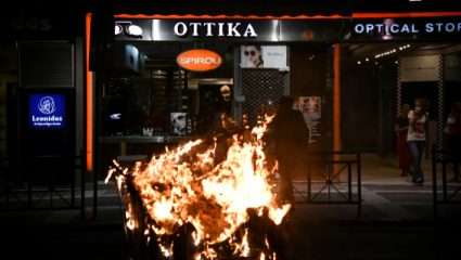 Επεισόδια σε τρεις πόλεις στα συλλαλητήρια για τον Παύλο Φύσσα – ΒΙΝΤΕΟ Επεισόδια σε τρεις πόλεις στα συλλαλητήρια για τον Παύλο Φύσσα – ΒΙΝΤΕΟ