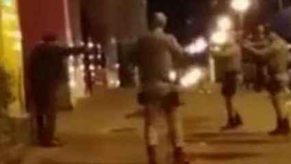 Επιτέθηκε με ματσέτα σε αστυνομικούς και εκείνοι απάντησαν με… βροχή από σφαίρες! (vid) Επιτέθηκε με ματσέτα σε αστυνομικούς και εκείνοι απάντησαν με… βροχή από σφαίρες! (vid)