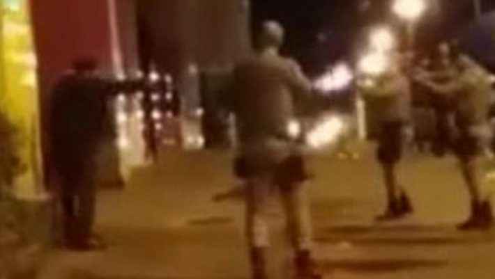 Επιτέθηκε με ματσέτα σε αστυνομικούς και εκείνοι απάντησαν με... βροχή από σφαίρες! (vid) Επιτέθηκε με ματσέτα σε αστυνομικούς και εκείνοι απάντησαν με... βροχή από σφαίρες! (vid)