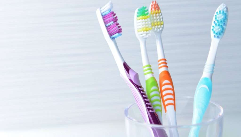 Τα τρία μυστικά που θα κρατήσουν πεντακάθαρη την οδοντόβουρτσά σου!