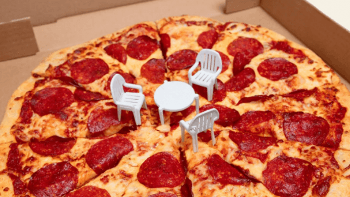 Η εικόνα που έγινε viral: Η πίτσα με τις καρέκλες που σαρώνει