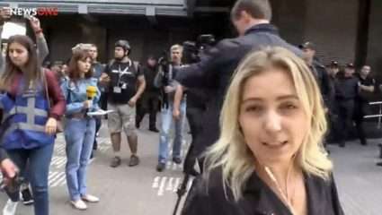 Σοκαριστικό βίντεο – Επιτέθηκαν σε δημοσιογράφο σε ζωντανή σύνδεση Σοκαριστικό βίντεο – Επιτέθηκαν σε δημοσιογράφο σε ζωντανή σύνδεση