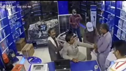 Περαστικοί… σάπισαν στο ξύλο ληστές! (ΒΙΝΤΕΟ) Περαστικοί… σάπισαν στο ξύλο ληστές! (ΒΙΝΤΕΟ)