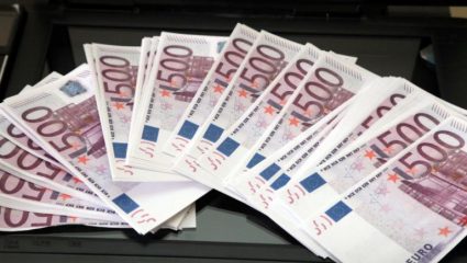 Kρήτη: Βράβευσαν τον υπάλληλό τους για την τιμιότητά του, αλλά τους περίμενε μια σοκαριστική έκπληξη Kρήτη: Βράβευσαν τον υπάλληλό τους για την τιμιότητά του, αλλά τους περίμενε μια σοκαριστική έκπληξη