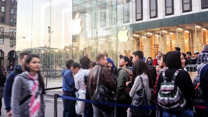 Τρέλα: Μια θέση στην ουρά για το νέο iPhone πωλείται προς 3.185 ευρώ! Τρέλα: Μια θέση στην ουρά για το νέο iPhone πωλείται προς 3.185 ευρώ!