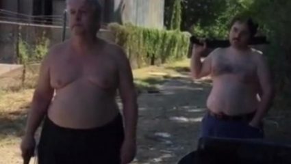 Σοκαριστικό βίντεο: Πυροβόλησε και σκότωσε το γείτονά του μετά από καβγά! Σοκαριστικό βίντεο: Πυροβόλησε και σκότωσε το γείτονά του μετά από καβγά!