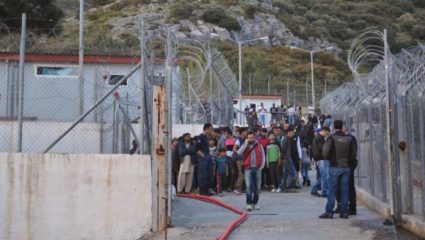 Ένταση με Αλγερινό με ξυράφι μέσα στο hot spot της Σάμου Ένταση με Αλγερινό με ξυράφι μέσα στο hot spot της Σάμου