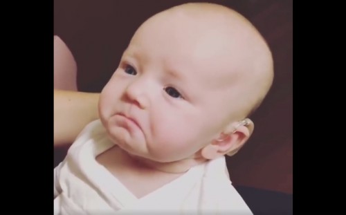 Η απίθανη αντίδραση ενός κωφού μωρού που ακούει για πρώτη φορά τη φωνή της μητέρας του