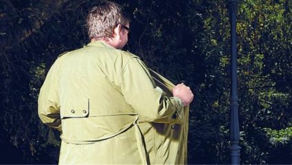 Σάτυρος αυτοϊκανοποιούνταν στην είσοδο πολυκατοικίας Σάτυρος αυτοϊκανοποιούνταν στην είσοδο πολυκατοικίας