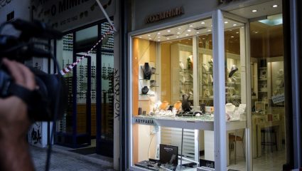 Ανατροπή στην υπόθεση του κοσμηματοπωλείου στην Ομόνοια – Νέο βίντεο ντοκουμέντο Ανατροπή στην υπόθεση του κοσμηματοπωλείου στην Ομόνοια – Νέο βίντεο ντοκουμέντο