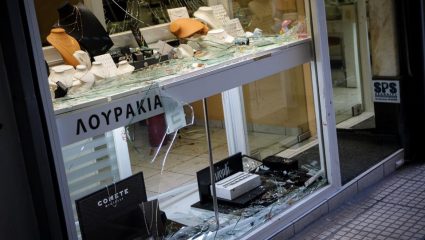 Συνελήφθη ο κοσμηματοπώλης της Ομόνοιας – Γιατί κατηγορείται – ΒΙΝΤΕΟ Συνελήφθη ο κοσμηματοπώλης της Ομόνοιας – Γιατί κατηγορείται – ΒΙΝΤΕΟ