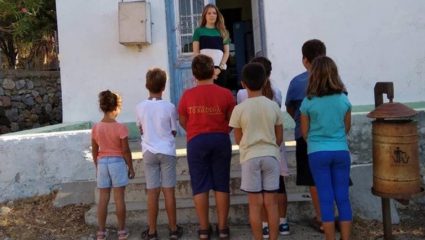 Η δασκάλα που κάθε πρωί πηγαίνει με βάρκα στο σχολείο για να διδάξει Η δασκάλα που κάθε πρωί πηγαίνει με βάρκα στο σχολείο για να διδάξει