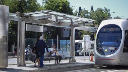 Γυναίκα απεγκλωβίστηκε τραυματισμένη από συρμό του τραμ Γυναίκα απεγκλωβίστηκε τραυματισμένη από συρμό του τραμ