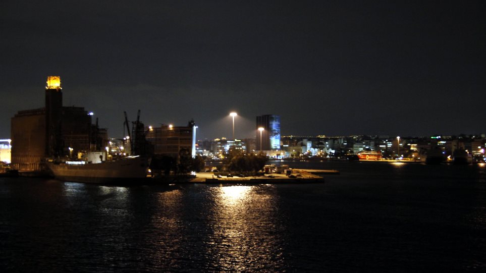 Πρόσκρουση δύο επιβατηγών πλοίων στο λιμάνι του Πειραιά