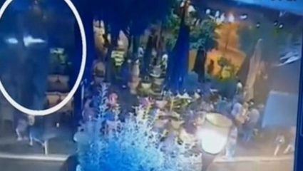 Η στιγμή που η φωτοβολίδα χτυπάει τη 19χρονη στο Αγρίνιο – BINTEO Η στιγμή που η φωτοβολίδα χτυπάει τη 19χρονη στο Αγρίνιο – BINTEO