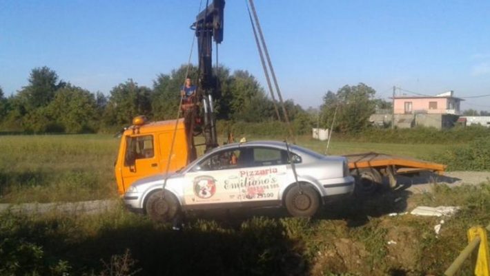 Ταξί έπεσε σε ρέμα, από του «Χάρου τα δόντια» γλίτωσαν οι επιβάτες Ταξί έπεσε σε ρέμα, από του «Χάρου τα δόντια» γλίτωσαν οι επιβάτες