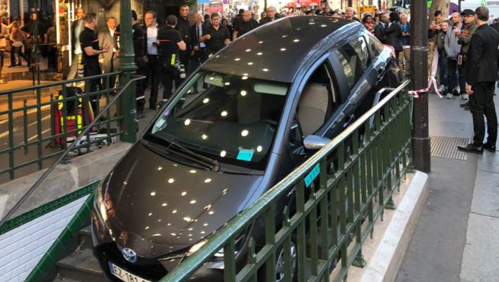 Απίστευτο: Οδηγός στο Παρίσι μπέρδεψε την είσοδο του μετρό με πάρκινγκ! - ΦΩΤΟ, ΒΙΝΤΕΟ