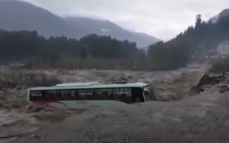 Απίστευτο και όμως αληθινό: Νερά καταπίνουν λεωφορείο - ΒΙΝΤΕΟ