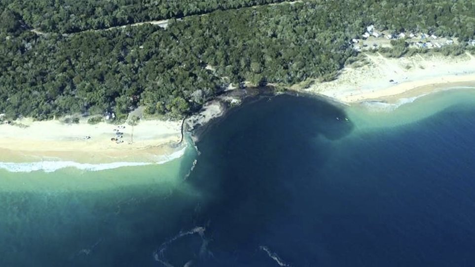 Τρομερό βίντεο - Τεράστια τρύπα κατάπιε παραλία