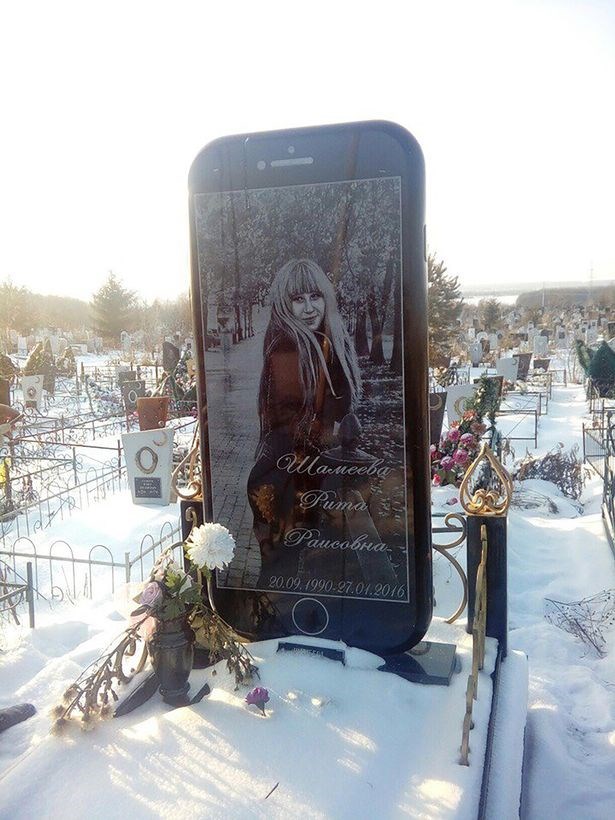 ΙPhone ταφόπλακα με screensaver τη φωτογραφία της νεκρής κόρης του