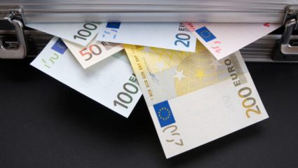 Απίστευτο! Έκλεψαν βαλίτσα με 70.000 ευρώ αλλά την… πέταξαν – Τι δεν είχαν υπολογίσει οι δράστες Απίστευτο! Έκλεψαν βαλίτσα με 70.000 ευρώ αλλά την… πέταξαν – Τι δεν είχαν υπολογίσει οι δράστες