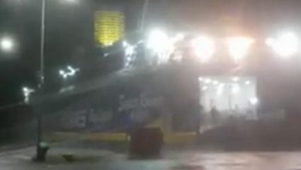 Πλοίο προσπαθεί να «κρατηθεί» στο λιμάνι της Ραφήνας! (BINTEO) Πλοίο προσπαθεί να «κρατηθεί» στο λιμάνι της Ραφήνας! (BINTEO)