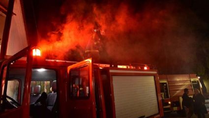 Πυρκαγιά στα Δικαστικά Μαραθώνα κοντά σε κατοικημένη περιοχή Πυρκαγιά στα Δικαστικά Μαραθώνα κοντά σε κατοικημένη περιοχή
