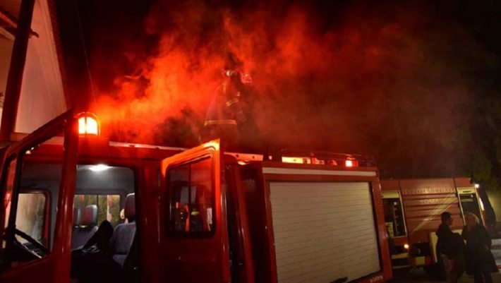 Πυρκαγιά στα Δικαστικά Μαραθώνα κοντά σε κατοικημένη περιοχή Πυρκαγιά στα Δικαστικά Μαραθώνα κοντά σε κατοικημένη περιοχή