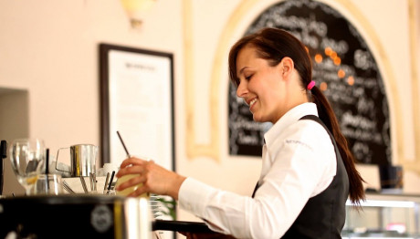 Aυξάνεται ο κατώτατος μισθός για σερβιτόρους και μπάρμεν - Πόσα θα παίρνουν τώρα