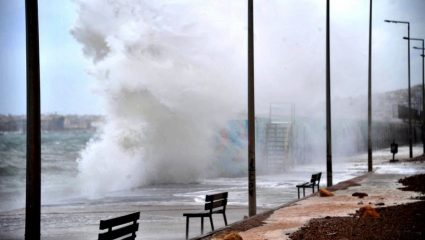 Κύματα 11 μέτρων θα φέρει ο μεσογειακός κυκλώνας Κύματα 11 μέτρων θα φέρει ο μεσογειακός κυκλώνας