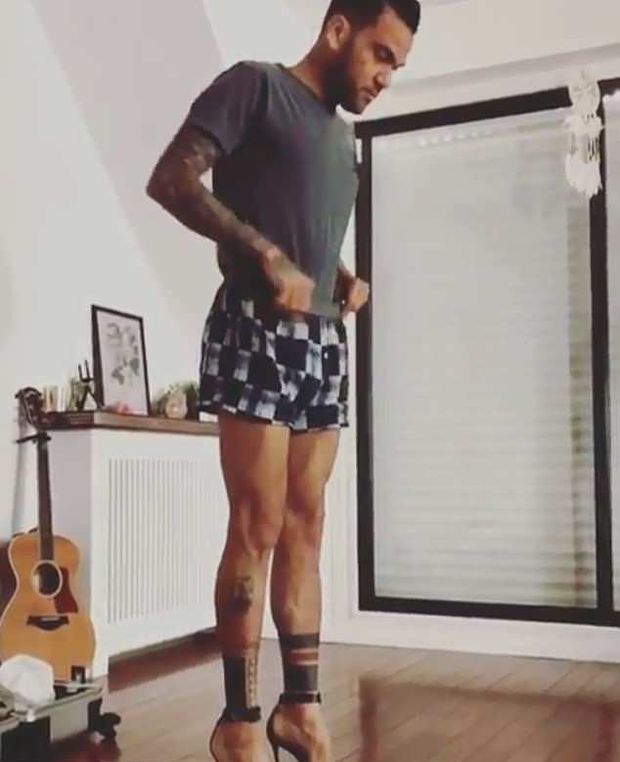 Διάσημος ποδοσφαιριστής φόρεσε τα ψηλοτάκουνα της συντρόφου του και έκανε πασαρέλα- ΒΙΝΤΕΟ
