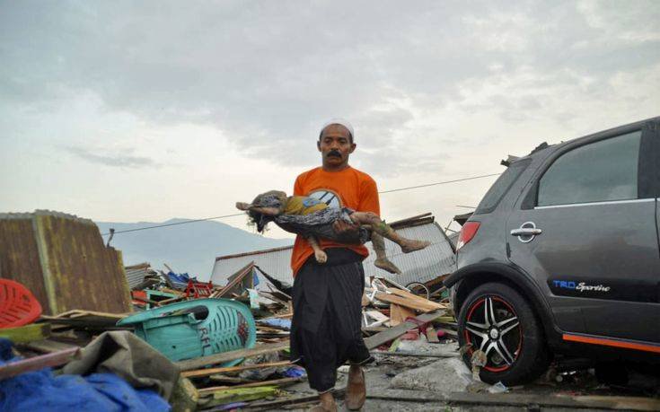 Θρήνος στην Ινδονησία, 384 οι νεκροί από τον σεισμό