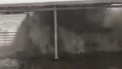 Ασύλληπτο βίντεο: Κύματα «καταπίνουν» ανθρώπους στην Καλαμάτα Ασύλληπτο βίντεο: Κύματα «καταπίνουν» ανθρώπους στην Καλαμάτα