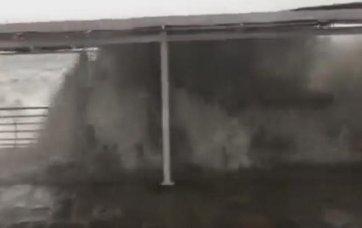 Ασύλληπτο βίντεο: Κύματα «καταπίνουν» ανθρώπους στην Καλαμάτα