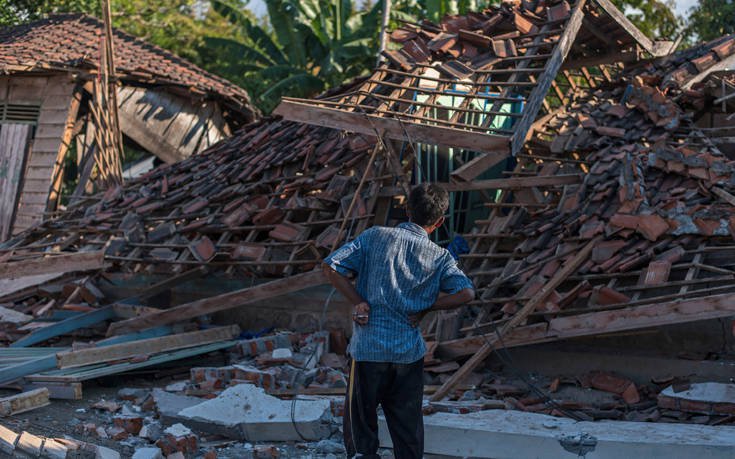 Θρήνος δίχως τέλος στην Ινδονησία: 832 οι νεκροί από σεισμό και τσουνάμι