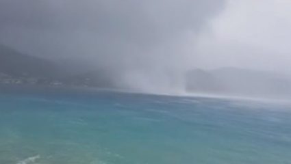 Τρομερό βίντεο με υδρστρόβιλο στον Πόρο Τρομερό βίντεο με υδρστρόβιλο στον Πόρο