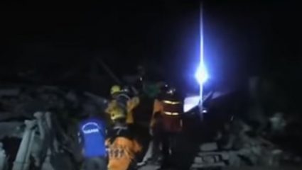 Ανάσα μέσα στα συντρίμμια: γυναίκα ανασύρεται ζωντανή από τα ερείπια στην Ινδονησία – ΒΙΝΤΕΟ Ανάσα μέσα στα συντρίμμια: γυναίκα ανασύρεται ζωντανή από τα ερείπια στην Ινδονησία – ΒΙΝΤΕΟ