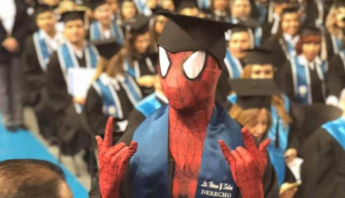 Το τερμάτισε: Πήγε στην τελετή αποφοίτησης ντυμένος Spiderman (ΒΙΝΤΕΟ)