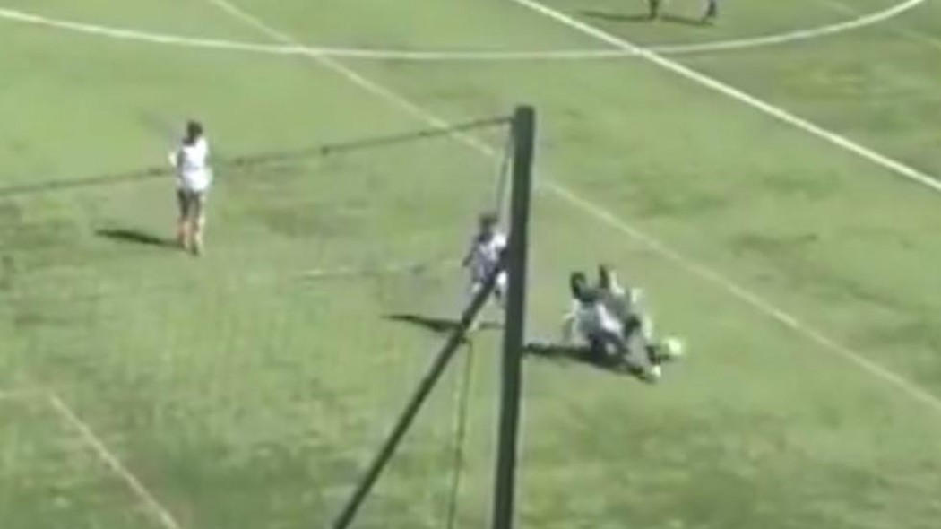 Σοκαριστικό βίντεο: Αγοράκι σπάει το πόδι του σε αγώνα και ο προπονητής του φωνάζει να συνεχίσει!