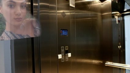 Ανατροπή με το θάνατο της 20χρονης στο ασανσέρ: Πιάστηκε το ρούχο της στην πόρτα και πνίγηκε Ανατροπή με το θάνατο της 20χρονης στο ασανσέρ: Πιάστηκε το ρούχο της στην πόρτα και πνίγηκε