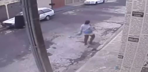 Βίντεο που σοκάρει: Γυναίκα πετάει το μωρό της στα σκουπίδια - ΒΙΝΤΕΟ