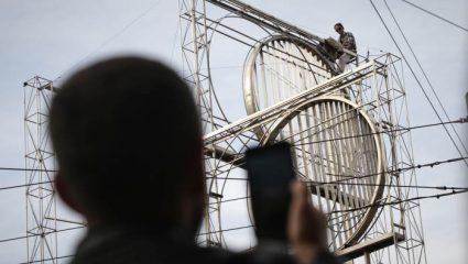 Άνδρας στην Ομόνοια απειλεί να πέσει στο κενό Άνδρας στην Ομόνοια απειλεί να πέσει στο κενό