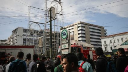 Όλα καλά: Κατέβηκε ο άνδρας από το γλυπτό της Ομόνοιας Όλα καλά: Κατέβηκε ο άνδρας από το γλυπτό της Ομόνοιας