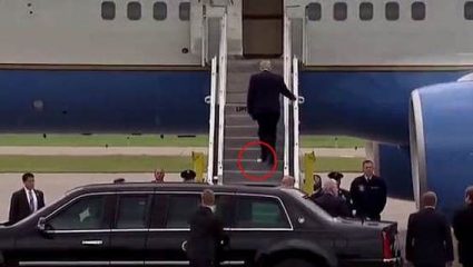 Που πας βρε Ντόναλντ Τραμπ; Ανεβαίνει στο Air Force One με κολλημένο χαρτί τουαλέτας στο παπούτσι του (ΒΙΝΤΕΟ) Που πας βρε Ντόναλντ Τραμπ; Ανεβαίνει στο Air Force One με κολλημένο χαρτί τουαλέτας στο παπούτσι του (ΒΙΝΤΕΟ)