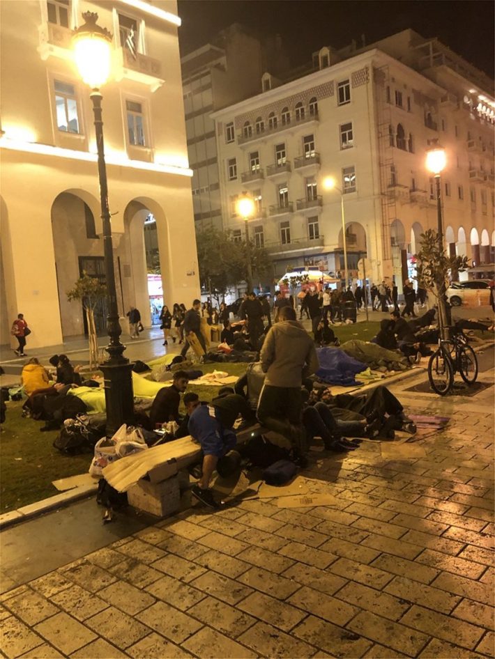 Mετανάστες με σλίπινγκ μπαγκς στην Πλατεία Αριστοτέλους (ΦΩΤΟ)