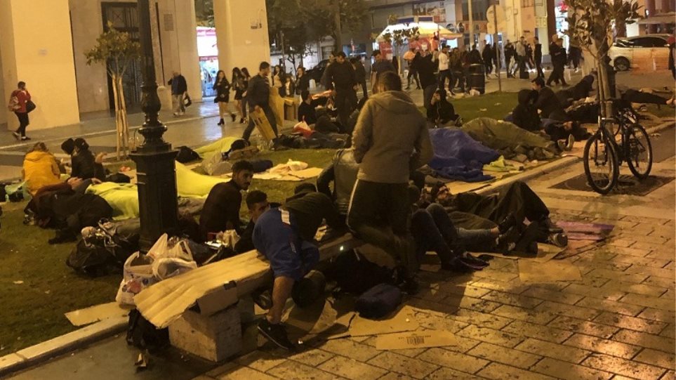 Mετανάστες με σλίπινγκ μπαγκς στην Πλατεία Αριστοτέλους (ΦΩΤΟ)