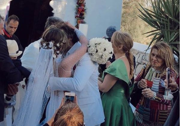 Παντρεύτηκε η Αθηνά Οικονομάκου - Στα λευκά η νύφη και ο γαμπρός (ΦΩΤΟ)