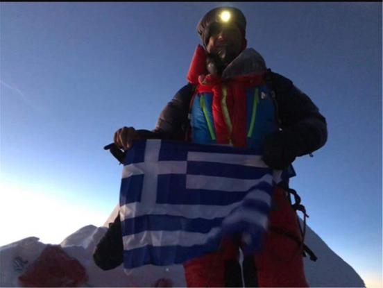Η ελληνική σημαία στην 8η ψηλότερη κορυφή του κόσμου