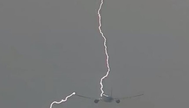 Κεραυνός χτύπησε Boeing 777 στον αέρα (ΒΙΝΤΕΟ)
